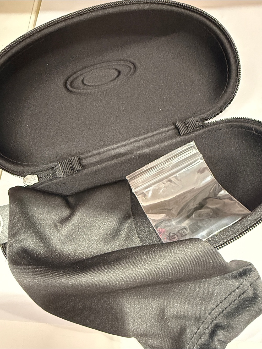 Oakley Zip Glasses Case with cloth